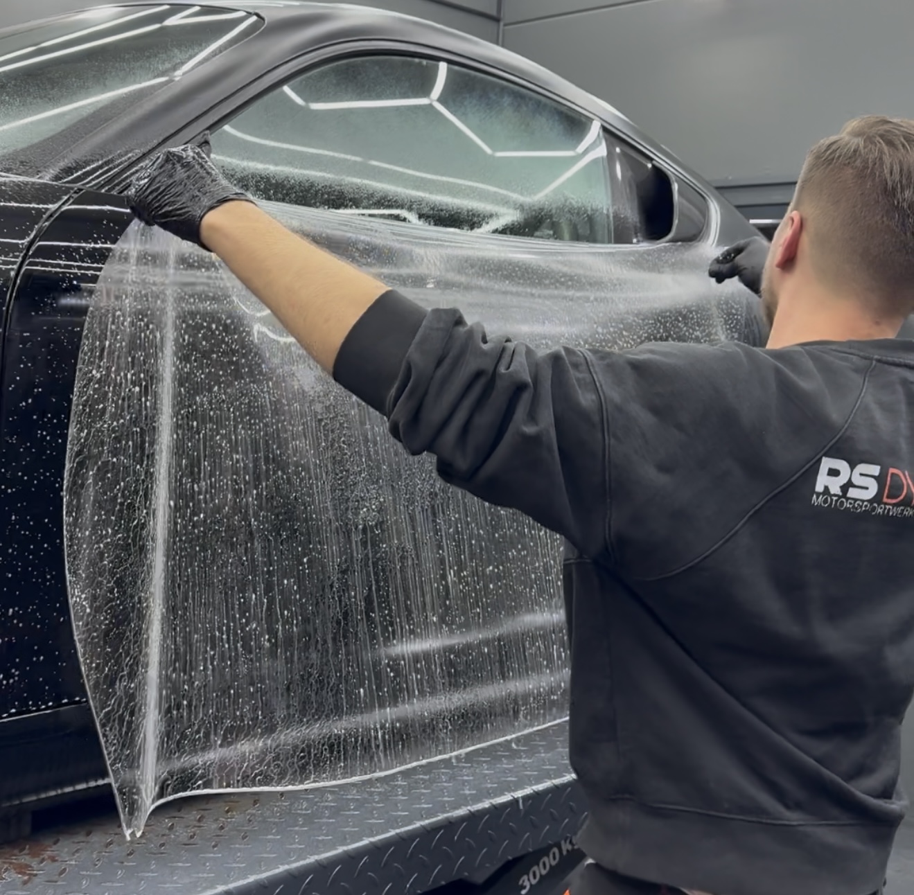 Mattes Fahrzeugfinish mit Lackschutzfolie